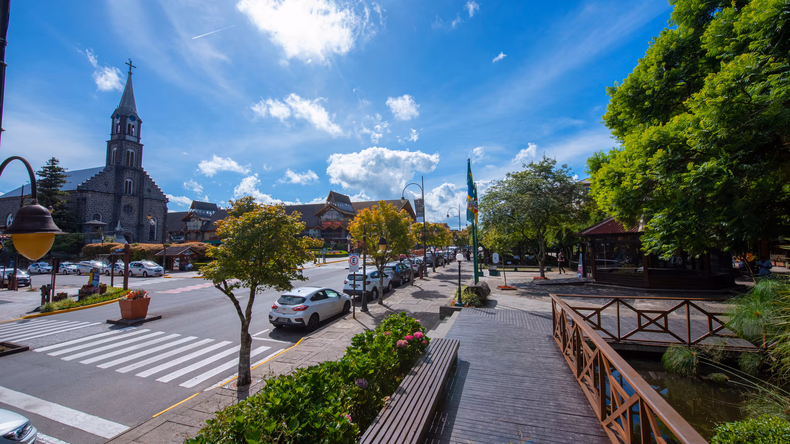 Centro de Gramado com arquitetura típica e jardins