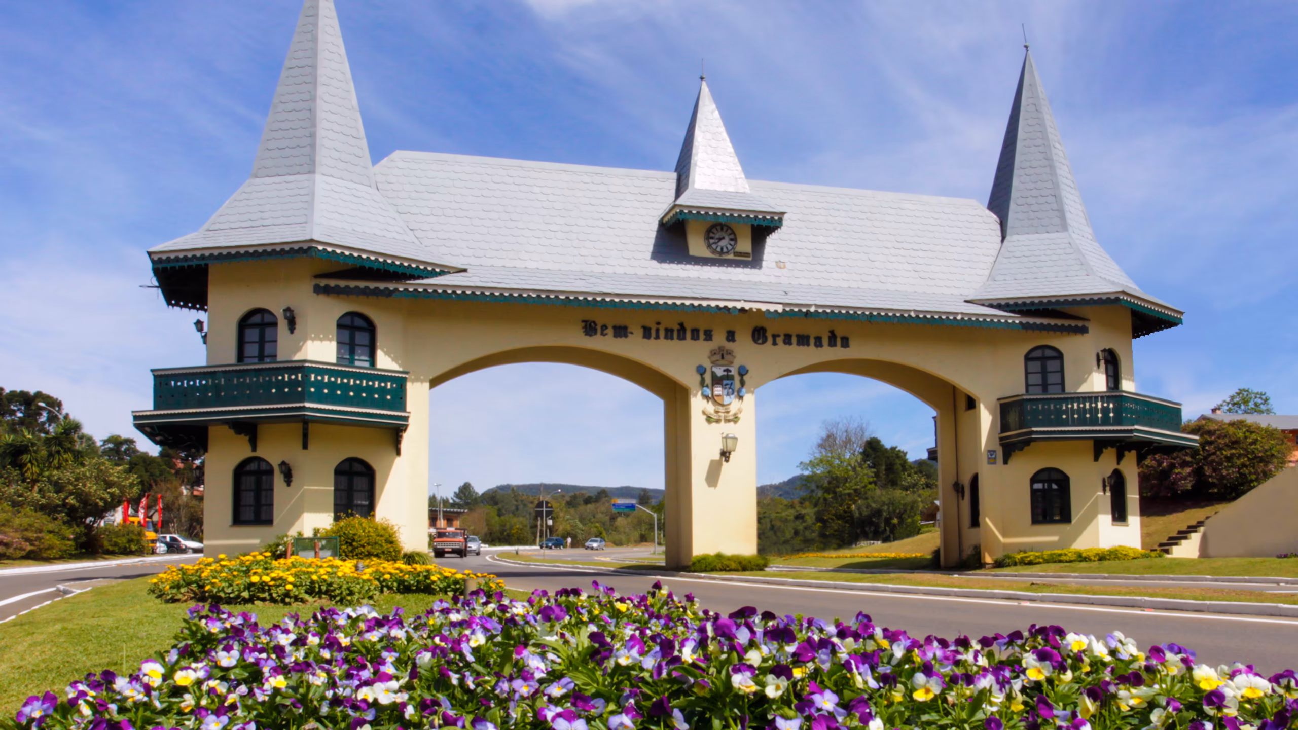Chegada à Serra Gaúcha pela estrada, com o pórtico ao fundo